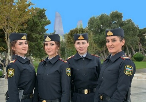 На Бакинском бульваре начали службу женщины-полицейские (Фото)