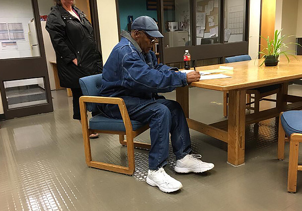 О. Джей Симпсон вышел из тюрьмы (Фото)