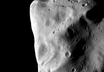 NASA: астероид размером с автобус пролетел рядом с Землей