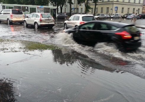 В Баку оштрафованы водители, во время дождя забрызгавшие пешеходов водой