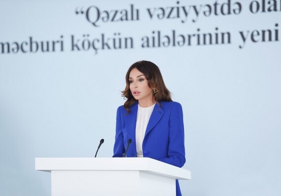 Первый вице-президент Азербайджана приняла участие в церемонии предоставления квартир вынужденным переселенцам в Масазыре (Фото)