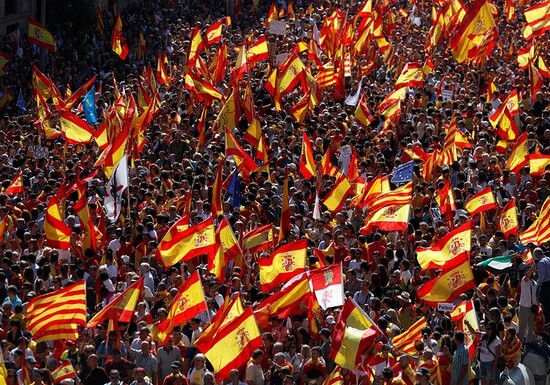 Почти миллион человек в Барселоне приняли участие в акции в поддержку единства Испании