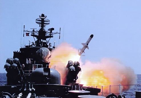 Корабли ВМФ России проводят учебные стрельбы на Каспии