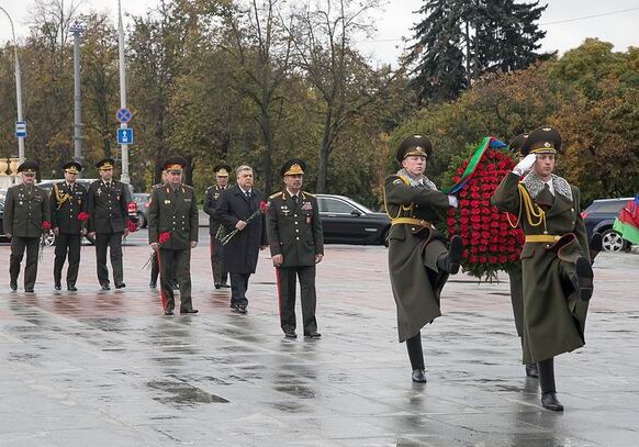 Министр обороны Азербайджана возложил венок к монументу Победы в Минске (Фото)