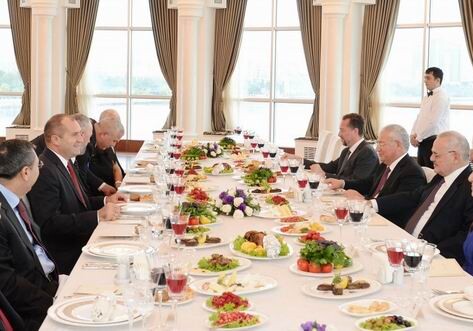 Состоялся совместный обед премьер-министра Азербайджана и Президента Болгарии (Фото)
