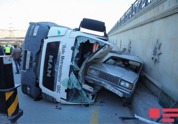 В Баку бетономешалка упала на автомобиль (Фото)