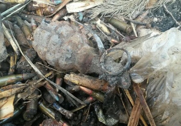 В Баку на мусорке обнаружены граната и большое количество патронов (Фото)
