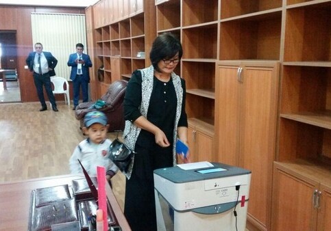 Граждане Кыргызстана голосуют на избирательном участке при посольстве КР в Баку (Фото)