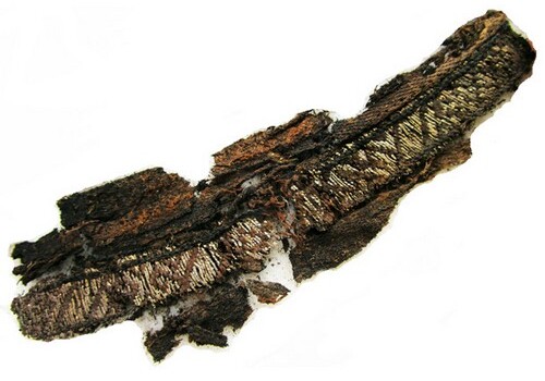 В захоронениях викингов нашли шелковые ткани с арабскими надписями (Фото)