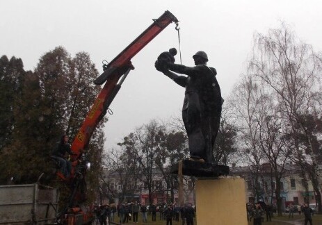 Закон о сносе советских памятников вступил в силу в Польше