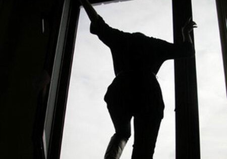 В Баку 30-летняя женщина бросилась с 8-го этажа