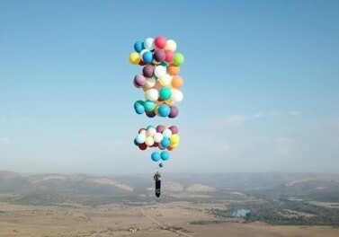 Британец пролетел над Африкой на ста воздушных шариках (Видео)