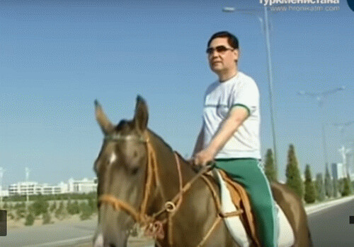 Президент Туркменистана проскакал на лошади по Ашхабаду (Видео)