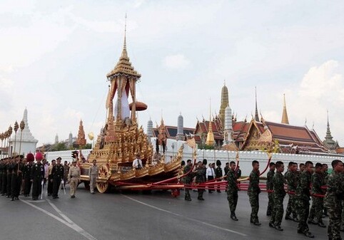 В Таиланде началась церемония кремации умершего более года назад короля