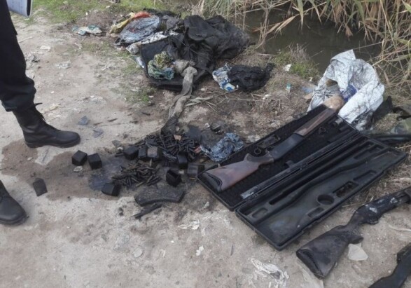 В Сумгайыте на берегу канала обнаружено большое количество оружия и боеприпасов (Фото)
