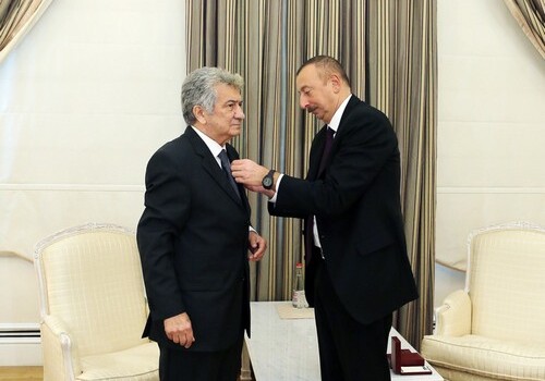  Президент Ильхам Алиев вручил орден «Истиглал» народному артисту Рауфу Абдуллаеву
