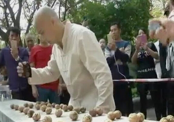 Китаец с «железной рукой» установил мировой рекорд по расколотым орехам