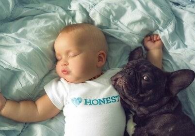 Родившиеся в один день малыш и щенок стали лучшими друзьями (Фото)