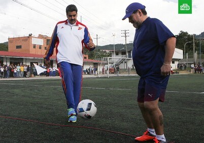Президент Венесуэлы сыграл в футбол с Марадоной