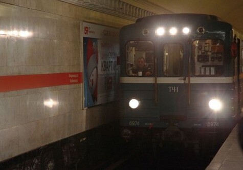 В Бакинском метро женщина упала на рельсы