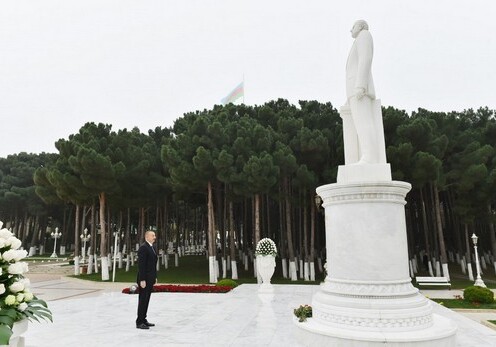 Президент Азербайджана посетил памятник Гейдару Алиеву в Хырдалане (Фото)