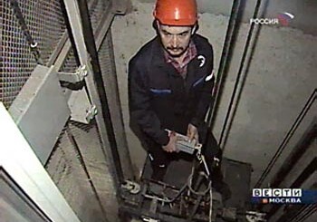 Несчастный случай в Баку: рабочий упал в шахту лифта