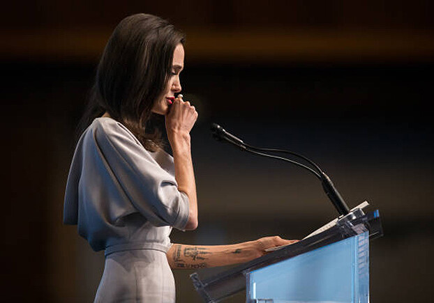 «Это дешевле пули, но последствия те же» - Анджелина Джоли выступила против сексуального насилия