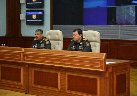 Министр обороны Азербайджана провел совещание с руководящим составом командно-штабных игр (Фото)