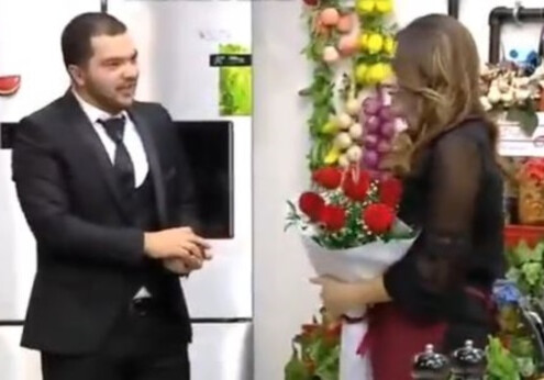 Азербайджанский ведущий сделал предложение возлюбленной в прямом эфире (Видео)