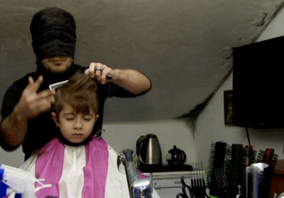 Азербайджанский парикмахер делает стрижки необычным способом (Видео)