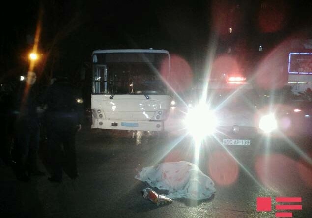 В Баку пешеход погиб под колесами автобуса (Фото)
