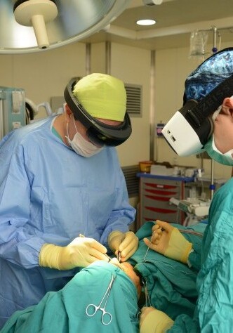 Впервые в мире: в Азербайджане проведена операция по восстановлению лица в очках виртуальной реальности (Фото)
