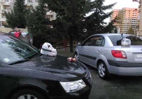 Неправильная парковка наказана мусором – в Баку (Фото)