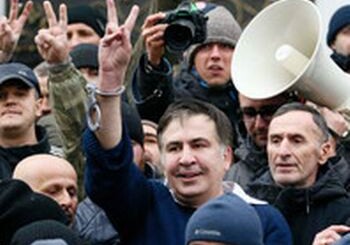 Демонстранты силой освободили Саакашвили из машины СБУ (Фото-Видео)