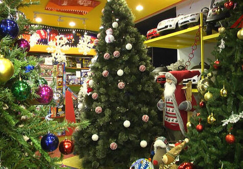 Праздничный рынок в Азербайджане: ёлки за 3 тысячи, 150-манатный Санта-Клаус…