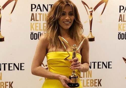 Ройя получила одну из самых значимых премий в турецком шоу-бизнесе (Видео)