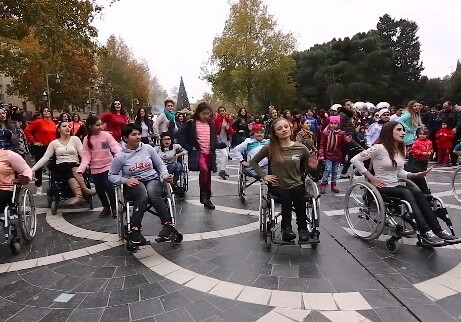 В танцевальном флешмобе в Баку приняли участие люди с ограниченными возможностями здоровья (Видео)