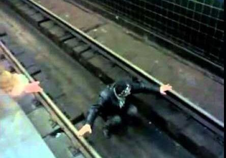 Мужчина упал на рельсы в Бакинском метро