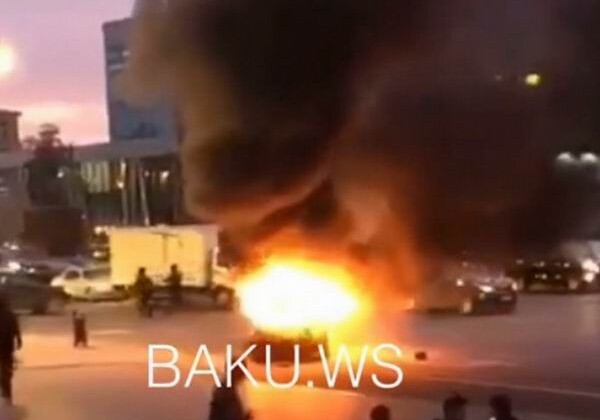 В центре Баку загорелся автомобиль (Видео)