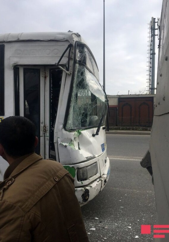 Пассажирский автобус столкнулся с грузовым автомобилем - в Баку  (Фото)