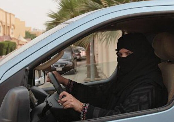 В Саудовской Аравии женщинам разрешат водить грузовики и мотоциклы