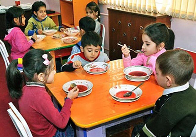 Азербайджанская семья со средним достатком не в состоянии платить за услуги частных детсадов