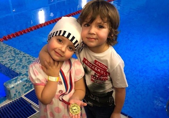 Дочь Аллы Пугачевой получила свою первую медаль за плавание