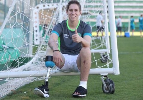 Выживший в авиакатастрофе футболист забил гол протезом (Видео)