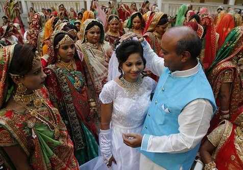 В Индии олигарх оплатил массовую свадьбу для 251 пары (Фото)