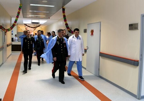 Министр обороны Азербайджана посетил военно-медицинские учреждения (Фото)