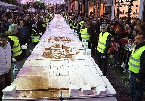 В Греции испекли торт длиной 70 метров в честь наступающего 2018 года (Фото)
