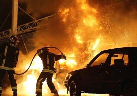 Во Франции в новогоднюю ночь сожгли более тысячи автомобилей