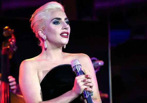 Леди Гага исполнит официальный гимн ЧМ-2018? 