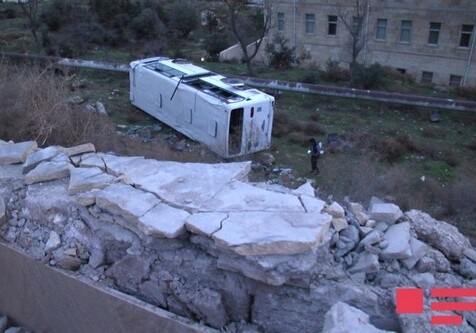 В больнице остаются 4 человека, пострадавших при аварии автобуса в Баку